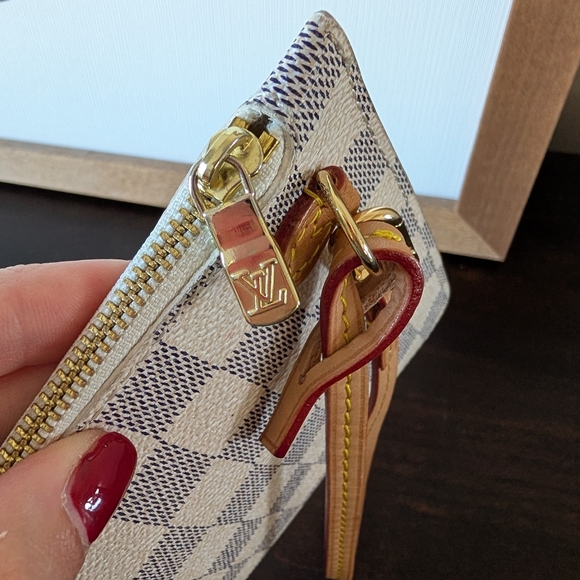 Checkered Wristlet Pochette - Picture 4 of 8